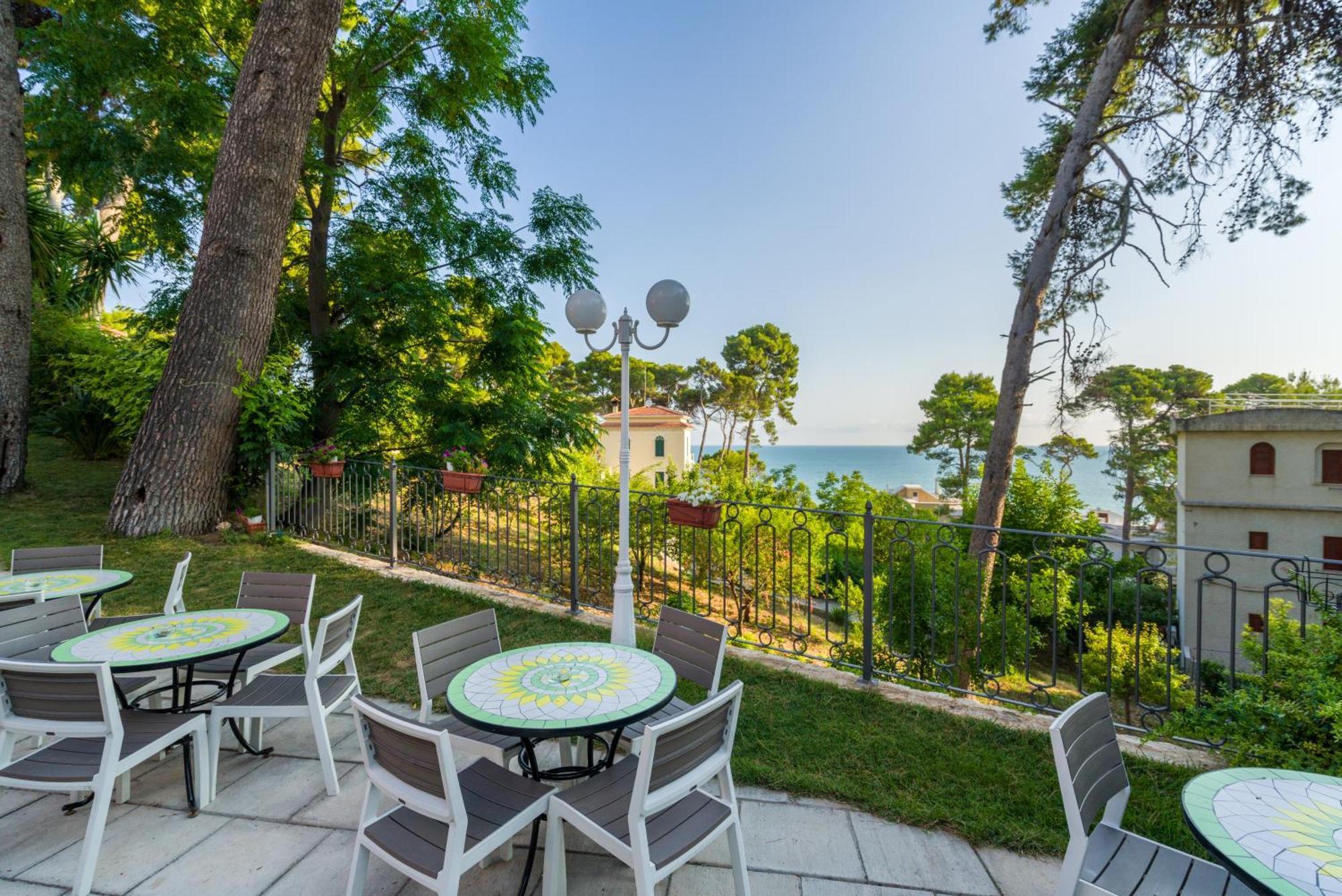 Park Hotel Villa Maria San Menaio Kültér fotó